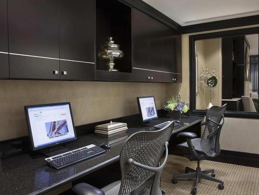 Revery Toronto Downtown, Curio Collection By Hilton Exterior foto